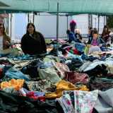 Sui banconi di legno, buttati alla rinfusa, ci sono magliette, jeans, giacche, camicie, sciarpe, persino divise militari che aspettano un nuovo padrone